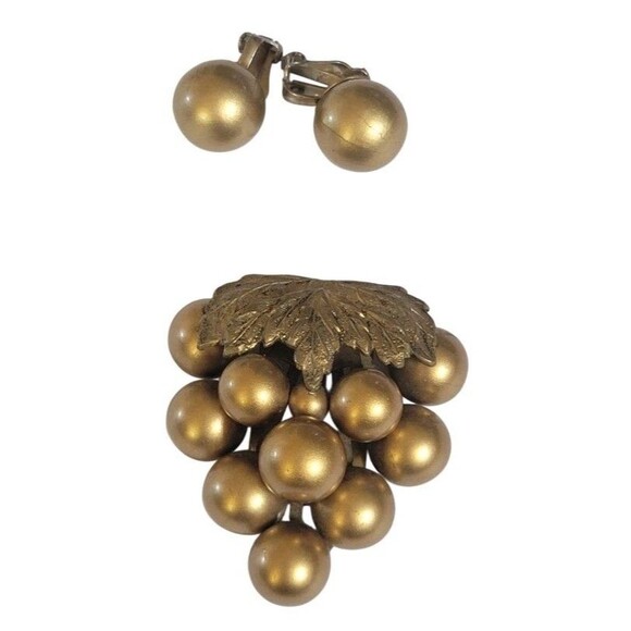 Vintage 1940s Gold Grapes & Leaves Fur / Coat Clip & Matching Clip Earring Set